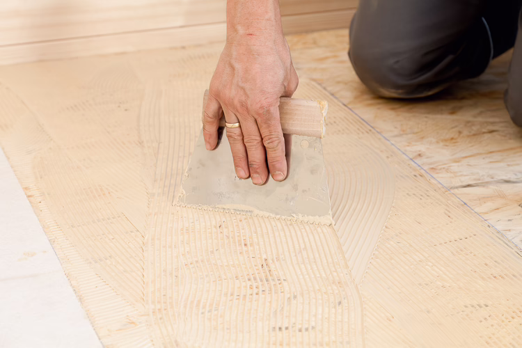 Apply UZIN MK 250 with a notch size B 3 onto the substrate along a reference line.