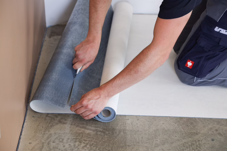 Lay out the sheets of UZIN RR 620 LVT underlay parallel to the intended direction of the floor covering with the adhesive side face down. Cut to size before adhering. Keep a several millimetre gap between all vertical structures such as walls.