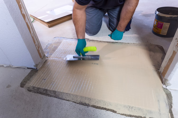 Use a WOLFF smoothing trowel to run over the crack bridge and then apply an even coat of UZIN MK 92 S. The wood flooring can now be installed as usual.