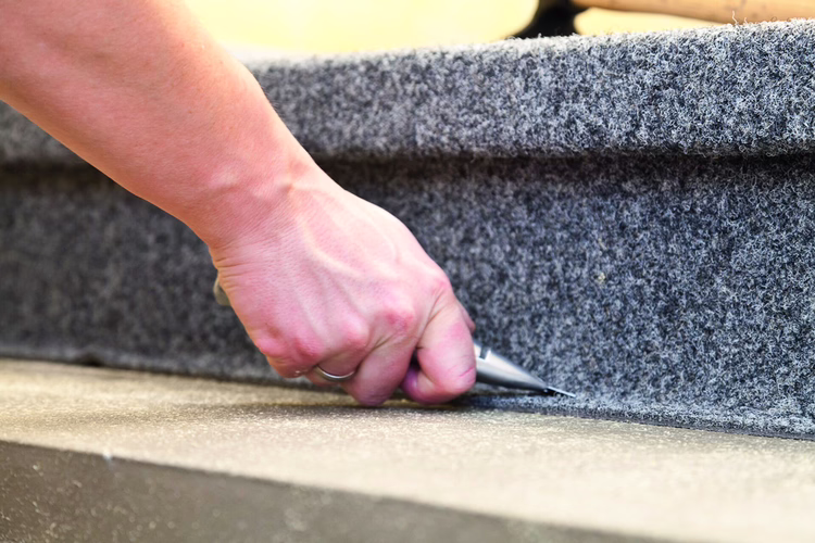 Aerate both adhesive layers at least until they are almost non-tacky when touched. The covering side may alternatively be coated the day before. The second adhesive side is then aerated only until the surface is “slightly finger-dry”.