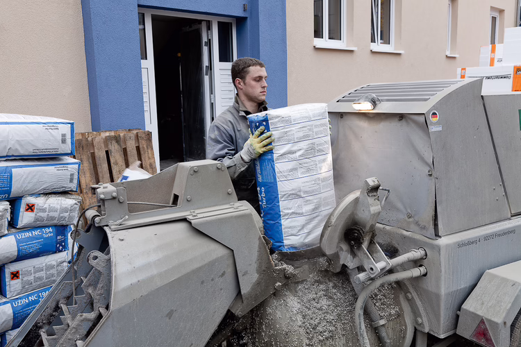 Mixing UZIN SC 914 Turbo in the screed pump. Empty 2 full sacks of UZIN SC 914 Turbo in the mixer. Now add the required quantity of water (approx. 20 litres) and mix for two minutes. Finally pump to the workplace and apply quickly. UZIN SC 914 Turbo can also be mixed in the mixing trough or gravity mixer. Please refer to the separate processing instructions for additional information.