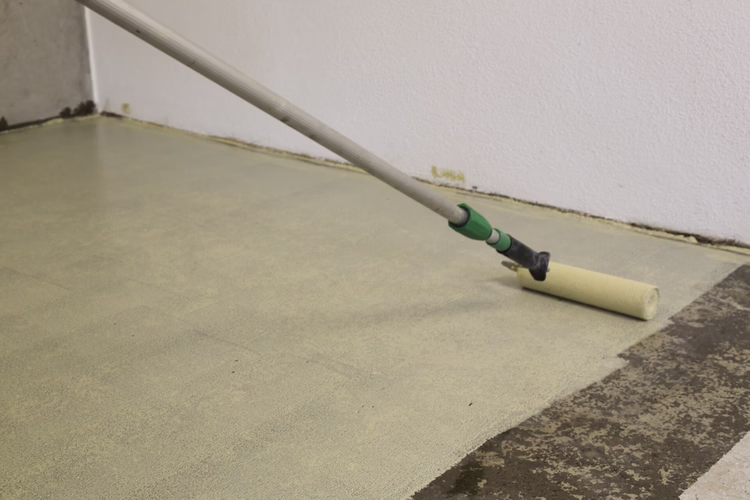 Apply the Super-Fast Primer UZIN PE 280 to create a rough surface. Apply the primer with a short-nap lamb skin roller or, alternatively, with UZIN nylon fibre roller uniformly, thin and over the whole substrate. Because of the quick drying of UZIN PE 280, the surface can be levelled already after approx. 60 minutes (at 20 °C and 65 % relative humidity). 