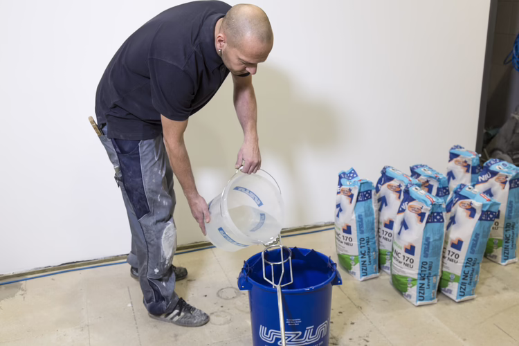 Mix UZIN NC 170 LevelStar levelling compound with clear, cold water.