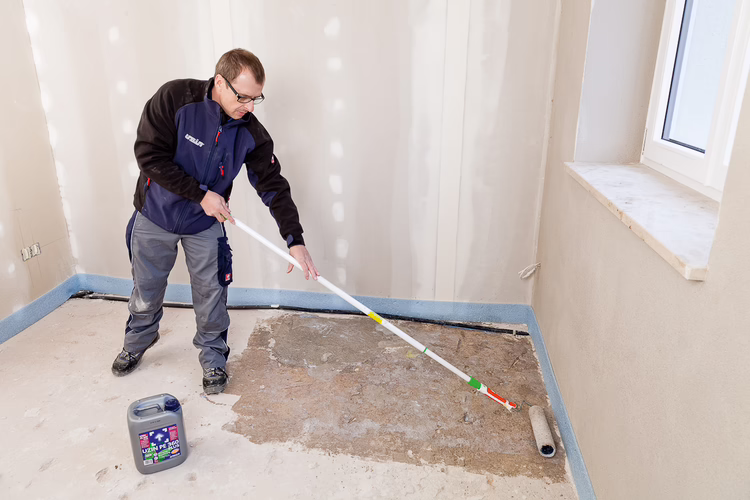 Prime the prepared substrate with UZIN PE 360 Plus using the UZIN nylon fibre roller. Alternatively, installation on a separating layer is also possible; the minimum thickness of UZIN SC 914 Turbo is then 3 cm.