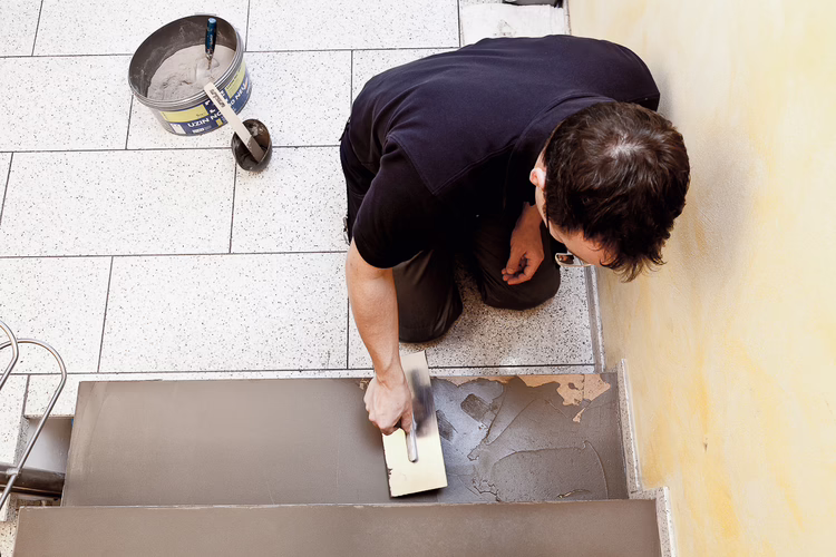 Apply the compound with the smoothing trowel uniformly up to the desired thickness onto the substrate. UZIN NC 888 S can be reworked or smoothed after approx. 15* minutes; the area is ready for covering after approx. 30 minutes (*at 20 °C and 65 % relative humidity).