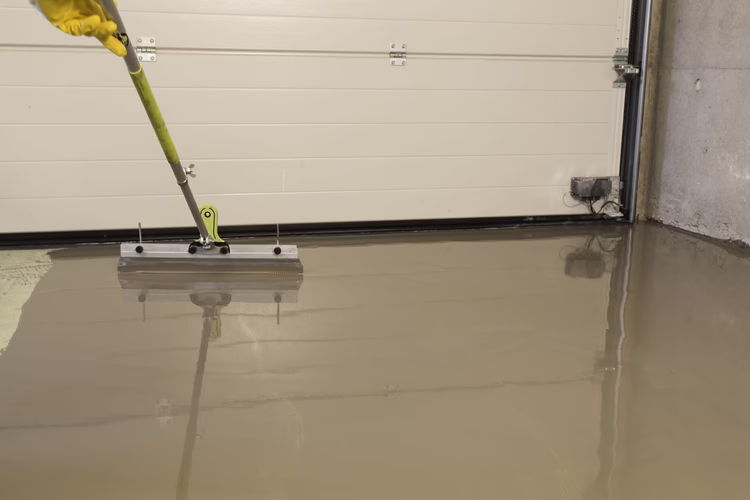 Apply the levelling compound UZIN NC 170 LevelStar to the prepared surface. The raking method (notch size R2) can be used as an alternative to levelling. The screed rake from the UZIN product range is recommended for this purpose.