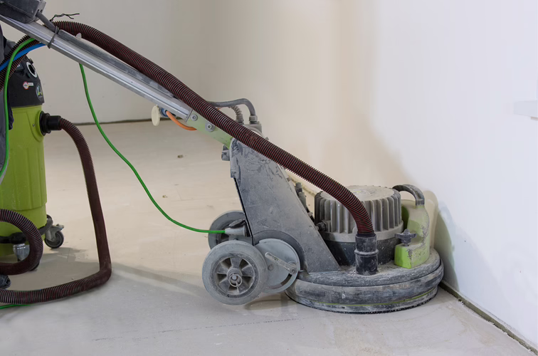 Grind the area with a WOLFF grinding machine to remove poorly adhering residues and dirt.