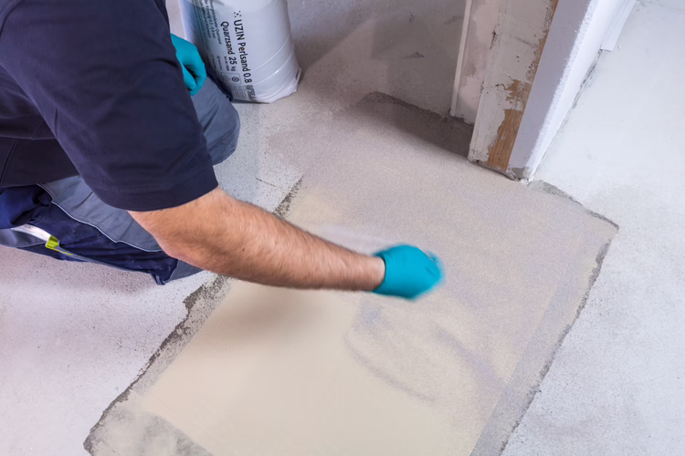 Alternatively, if applying a levelling compound, blind the wet adhesive with UZIN quartz sand 0.8. After the adhesive has set, vacuum the loose sand and install the levelling compound.