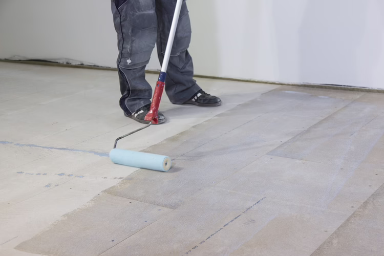 Apply a even coat of UZIN PE 360 PLUS primer using a short-pile lambs wool roller or the UZIN nylon fibre roller. Allow to dry for approx. 30–60 minutes.