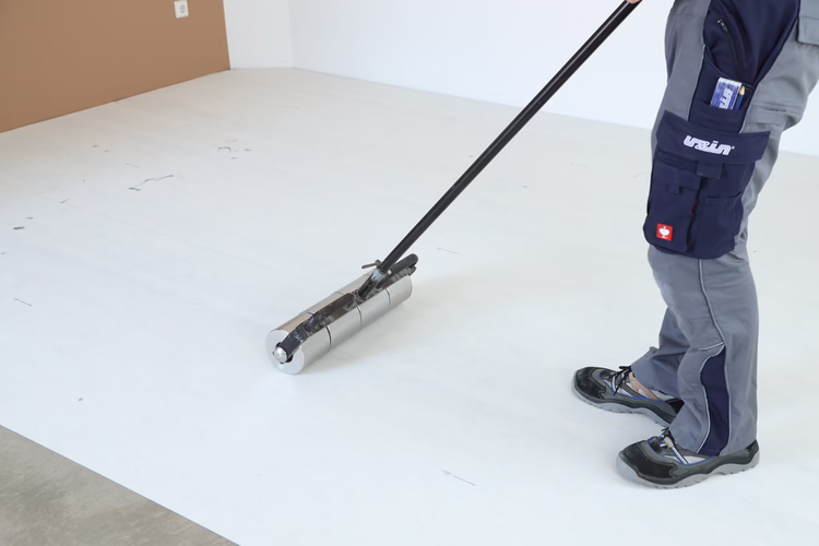 Lay down the sheets precisely and thoroughly roll over. Then lay the second half in the same method. The LVT can then be installed immediately on the underlay.