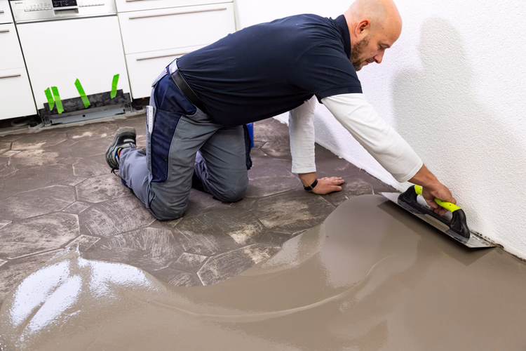 The area is ready for foot traffic after 60 minutes. Mix UZIN NC 170 LevelStar levelling compound with clear, cold water and spread a even coat over the area with a smoothing trowel or the WOLFF screed rake with R2 notch.