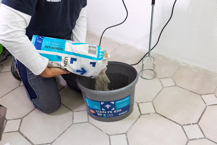 Cast in powder component B whilst stirring vigorously until a lump-free compound is obtained. Only mix as much primer which can be applied within approx. 60 minutes.