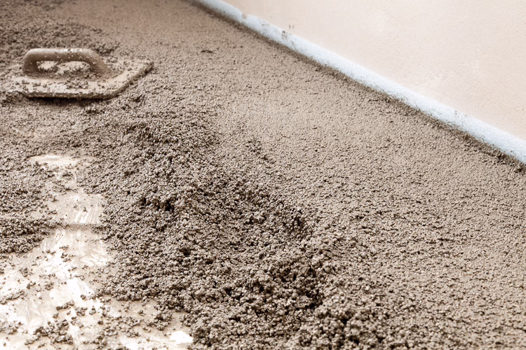 The surface is slightly compressed with the smoothing edge or trowel. With uneven substrates, spreading to granulate thickness (approx. 5 mm) is possible without problem.