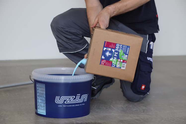 Pour UZIN PE 360 PLUS into a clean bucket.