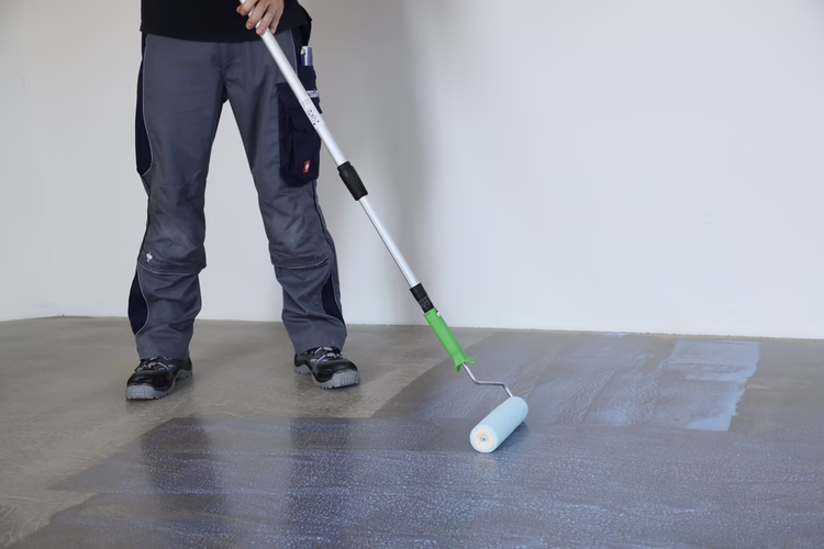 Using the UZIN nylon fibre roller, apply a even coat of primer over the whole of the substrate. Allow to dry for approx. 30 – 60 minutes.