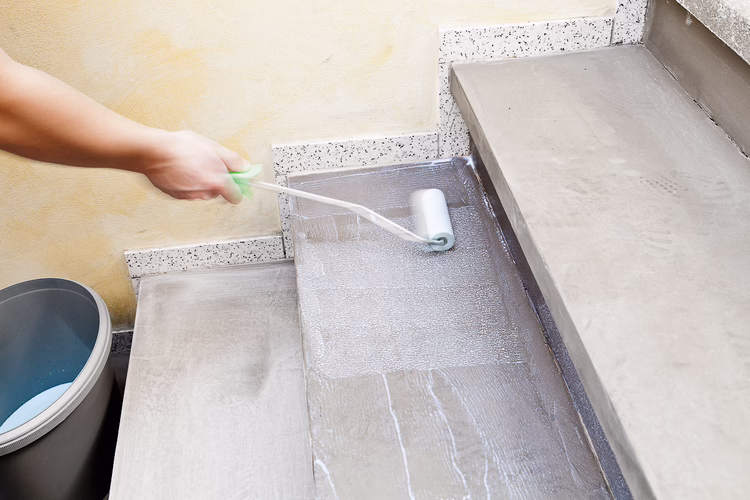 Prime calcium sulphate screeds and plaster levelling compounds as well as strongly absorbent, sanding substrates with the universal primer UZIN PE 360 PLUS.
