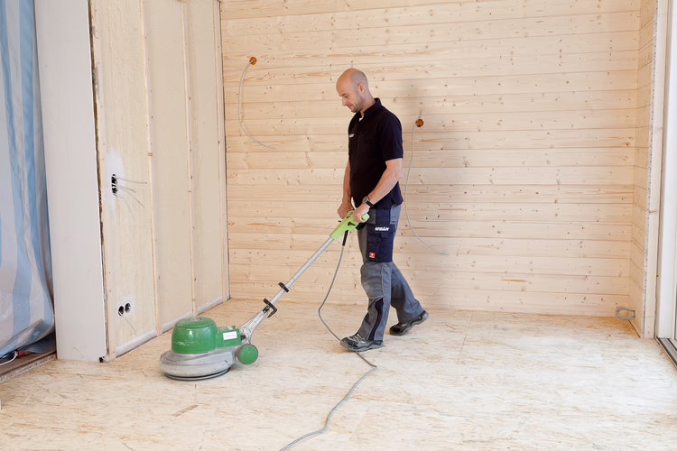 The substrate must first be sanded with a WOLFF grinding machine to remove loosely adhering spots. Next, the area must be cleaned from sanding dust and other dirt using a powerful vacuum cleaner.