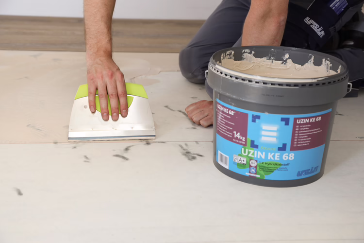 Mark out the starting line. Spread UZIN KE 68 with a A5 notched trowel up to the line.