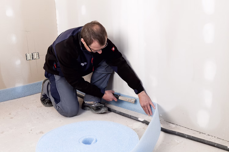 Position at least 8 mm thick foam expansion strips around all vertical building elements such as walls, supports, pipes, platforms, door frames, etc. This prevents acoustic bridges and stresses resulting from rigid bonding to other building elements.