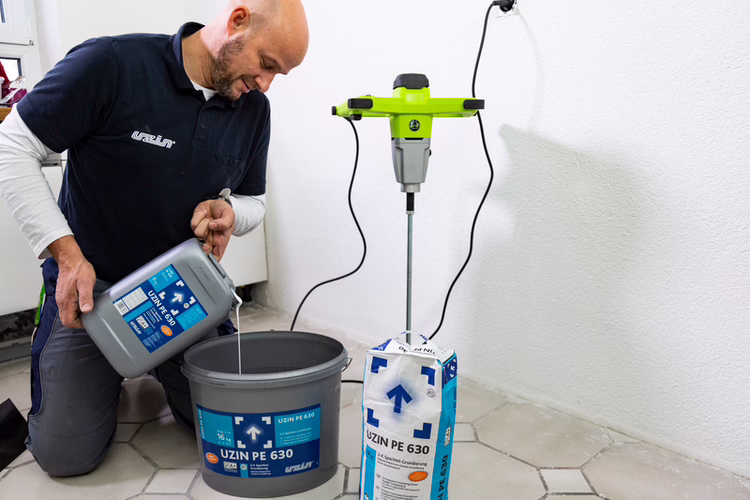 The 16 kg packaging is designed as a mixing bucket. Take the liquid and powder components out of the packaging and pour the liquid component A into the packaging.