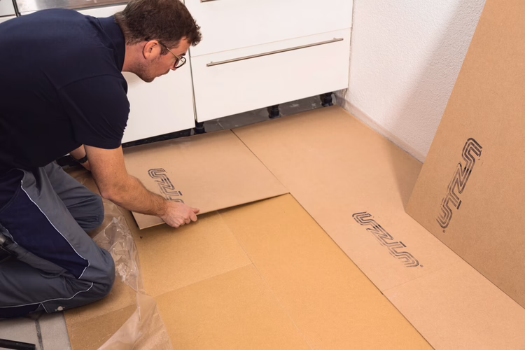 Install the top panels offset to the support panel; the first row begins with a 1200 mm by 600 mm panel and the second row with a 600 mm by 600 mm panel. All joints of the support panel are covered by this offset, which produces the extraordinary stability of UZIN RenoTop PLUS.