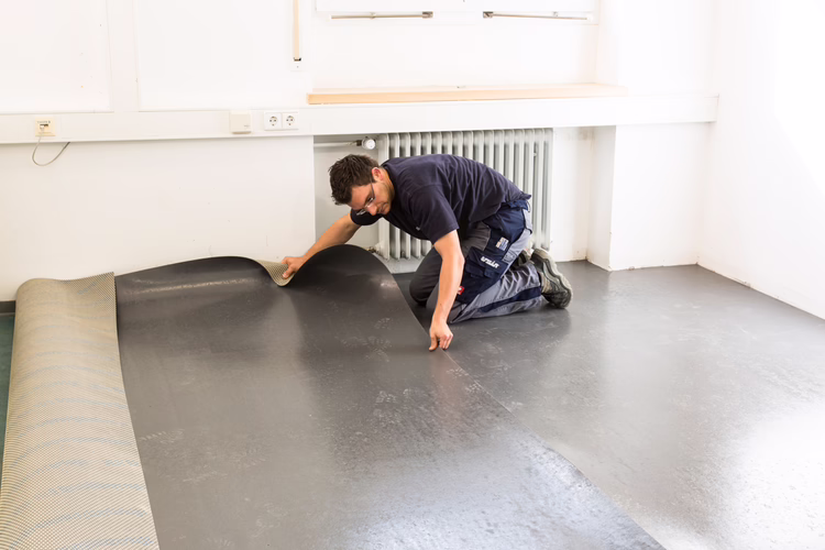 Longitudinal seams between the sheets do not need to be cut. A strip of paper can be installed under the joints to prevent the underlay sheet to get stopped by the substrate.