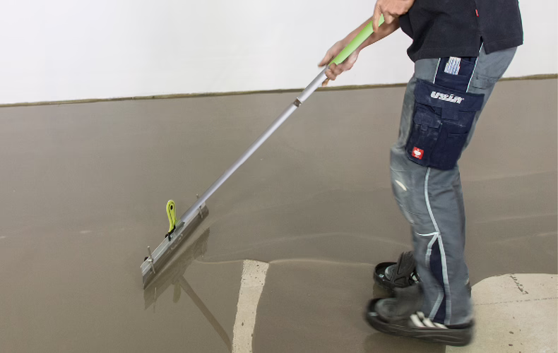 Pour the mix onto the substrate and distribute evenly with a smoothing trowel or WOLFF screed rake with a R2 notch size.