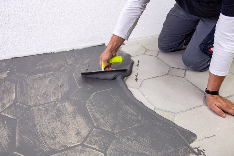 Thinly apply UZIN PE 630 with a smoothing trowel.