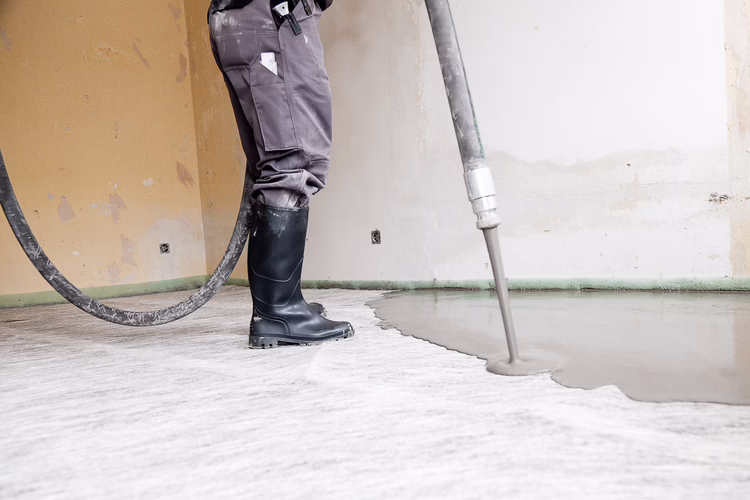 Mix UZIN NC 195 thin screed with clear, cold water and apply with the specified amount (20 kg/m²). Crack inducer joints need to be created in the thin screed in the area of door cases. They can be closed with UZIN NC 182 before installing the floor covering or fine levelling. It may be necessary to apply a fine levelling compound such as UZIN NC 170 LevelStar, depending on the floor covering to be applied. In this case prime with UZIN PE 360 Plus first.